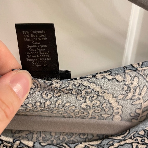 Ann Taylor Women's Blue Cream Floral Sleeveless Blouse, Size XL - Picture 4 of 8